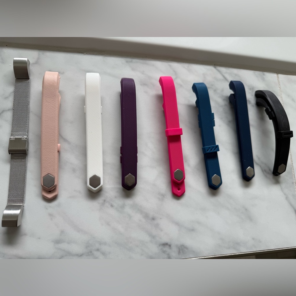 Fitbit Alta Tracker, Bands and charger